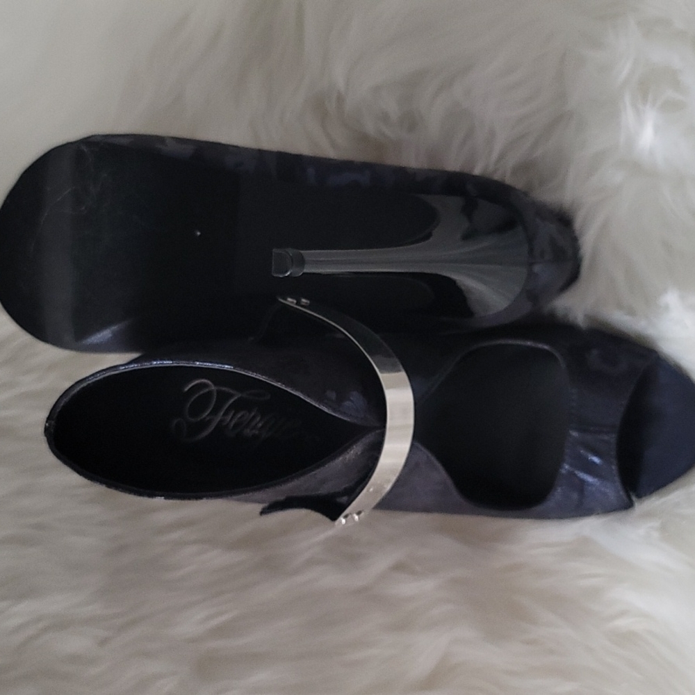 Shoes - Picture 4 of 4